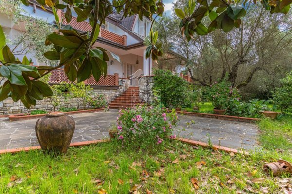 casa indipendente in vendita a Castelnuovo Magra