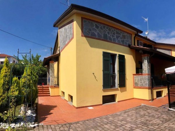 casa indipendente in vendita a Castelnuovo Magra in zona Colombiera