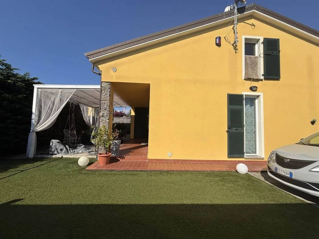 casa indipendente in vendita a Castelnuovo Magra in zona Colombiera