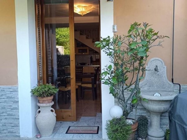casa indipendente in vendita a Castelnuovo Magra in zona Colombiera