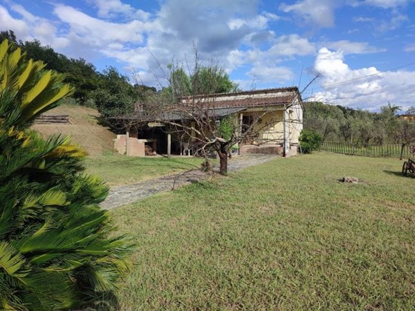 casa indipendente in vendita a Castelnuovo Magra in zona Palvotrisia