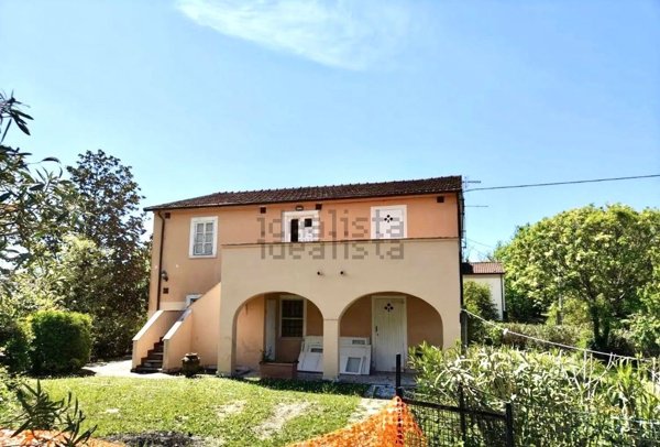 casa indipendente in vendita a Castelnuovo Magra