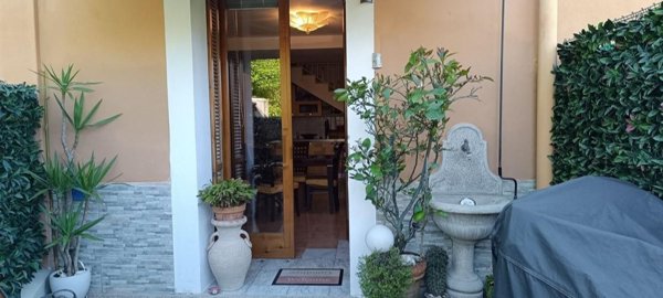 casa indipendente in vendita a Castelnuovo Magra