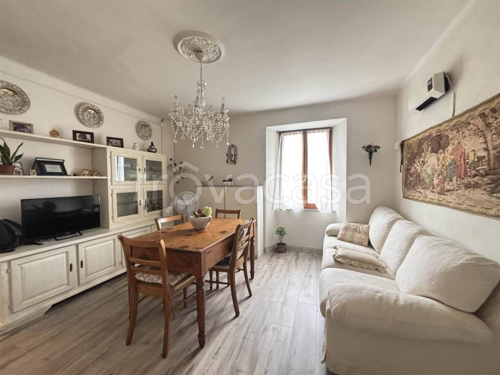 casa indipendente in vendita a Castelnuovo Magra in zona Palvotrisia