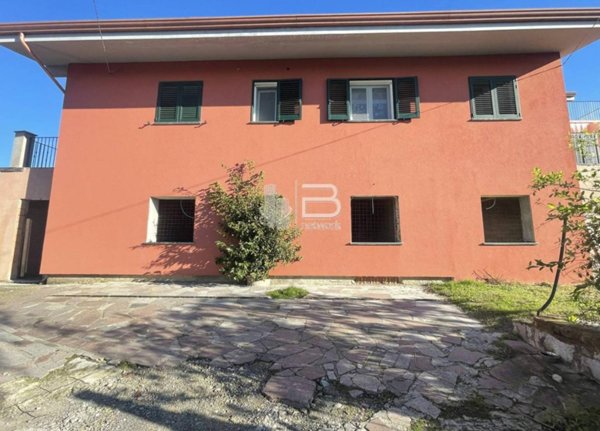 casa indipendente in vendita a Castelnuovo Magra