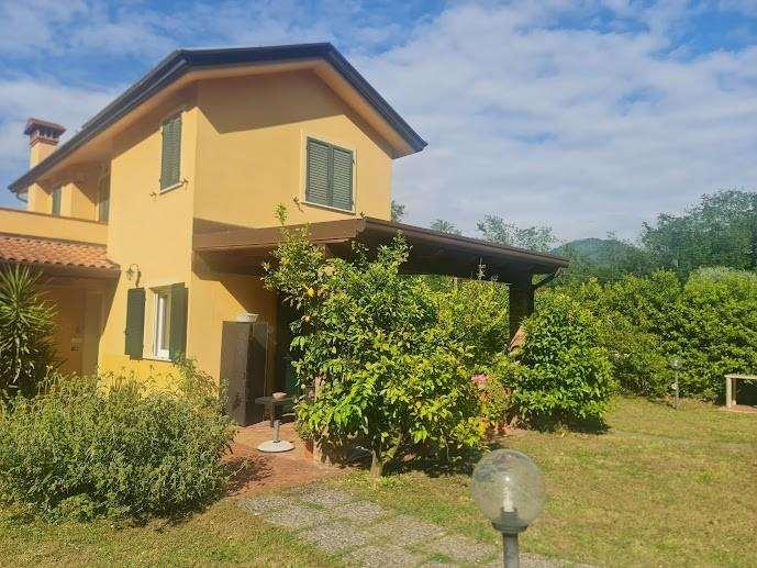 negozio in vendita a Castelnuovo Magra in zona Vallecchia