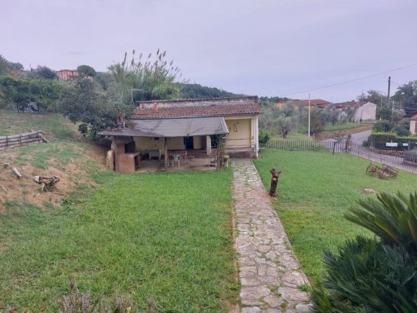casa indipendente in vendita a Castelnuovo Magra