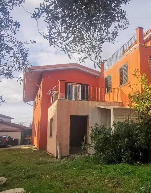casa indipendente in vendita a Castelnuovo Magra