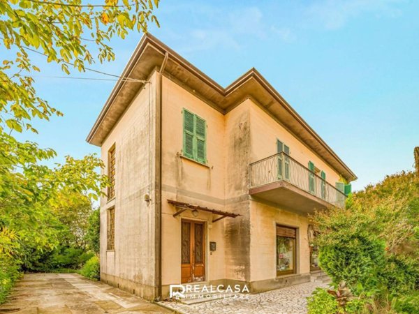 casa indipendente in vendita a Castelnuovo Magra in zona Colombiera