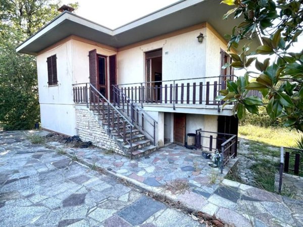 casa indipendente in vendita a Castelnuovo Magra in zona Molicciara