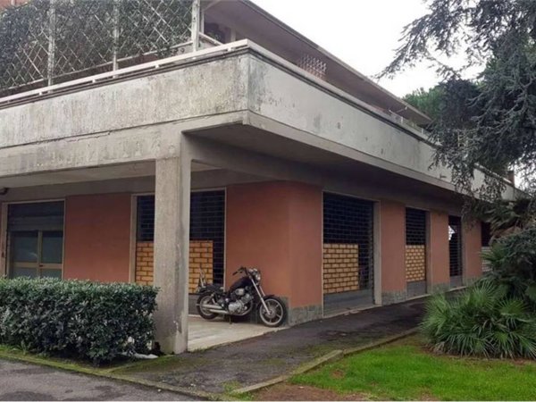 locale commerciale in vendita a Castelnuovo Magra in zona Colombiera