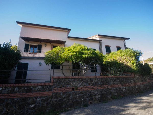 casa indipendente in vendita a Castelnuovo Magra