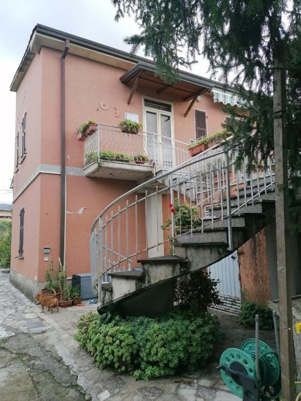 casa semindipendente in vendita a Castelnuovo Magra in zona Molicciara