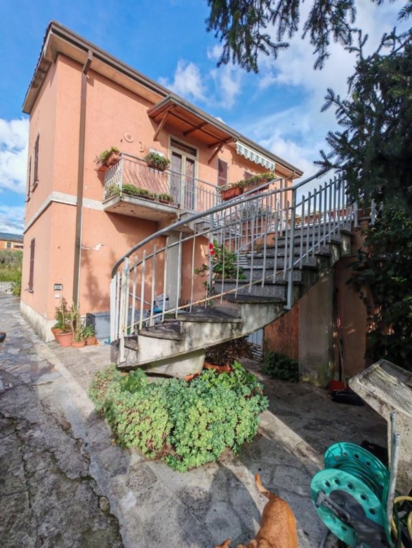 casa indipendente in vendita a Castelnuovo Magra in zona Molicciara