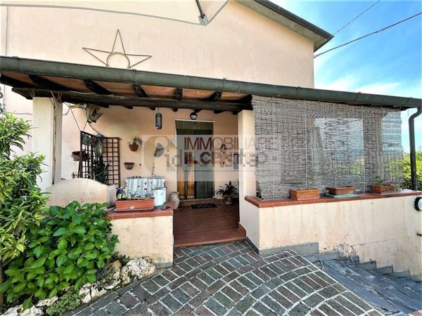 casa indipendente in vendita a Castelnuovo Magra in zona Palvotrisia