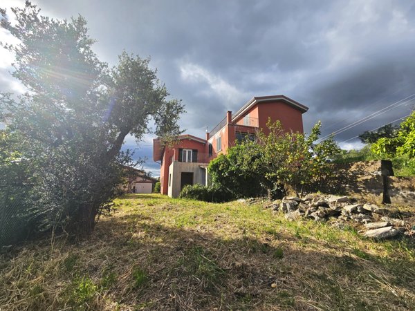 casa indipendente in vendita a Castelnuovo Magra