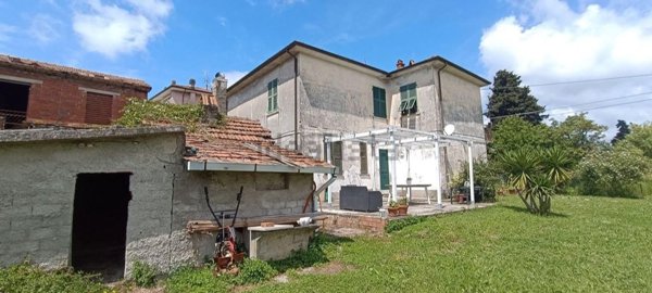 casa indipendente in vendita a Castelnuovo Magra