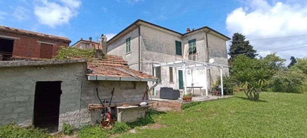 casa indipendente in vendita a Castelnuovo Magra in zona Colombiera