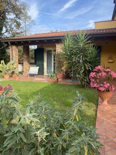 casa indipendente in vendita a Castelnuovo Magra in zona Palvotrisia