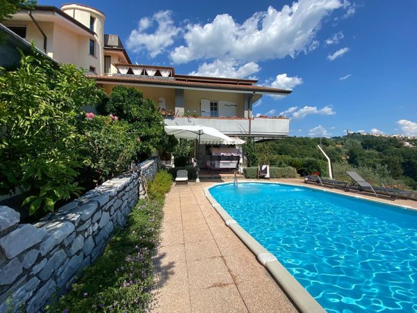 casa indipendente in vendita a Castelnuovo Magra