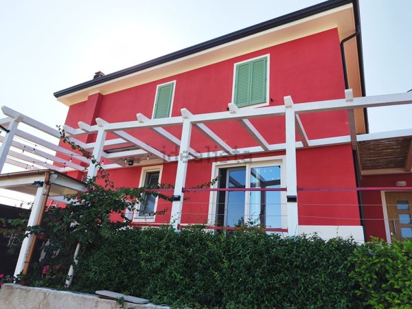 casa indipendente in vendita a Castelnuovo Magra in zona Vallecchia