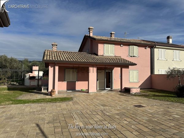 casa indipendente in vendita a Castelnuovo Magra