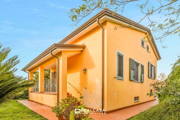 casa indipendente in vendita a Castelnuovo Magra