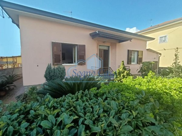 casa indipendente in vendita a Castelnuovo Magra in zona Molicciara