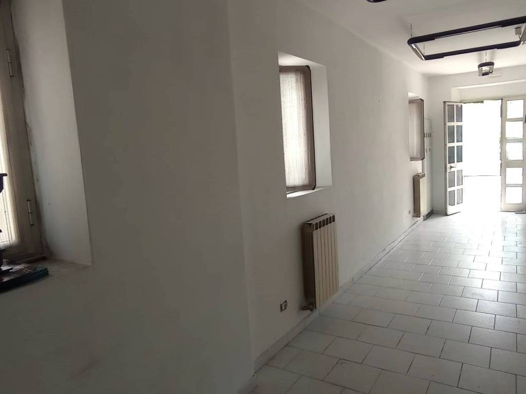 locale commerciale in vendita a Castelnuovo Magra in zona Colombiera