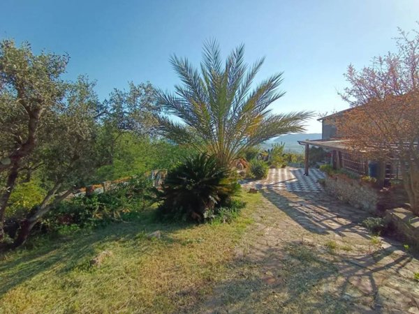 casa indipendente in vendita a Castelnuovo Magra