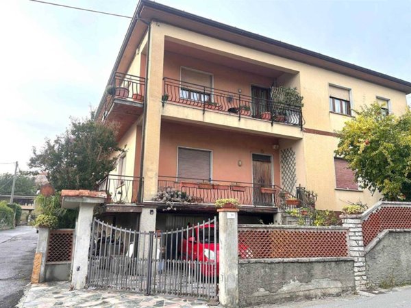 pentavano in vendita a Castelnuovo Magra in zona Molicciara