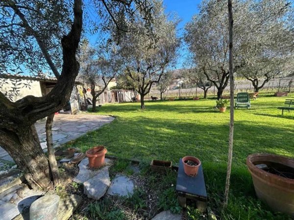 casa indipendente in vendita a Castelnuovo Magra