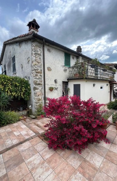 casa indipendente in vendita a Castelnuovo Magra in zona Colombiera