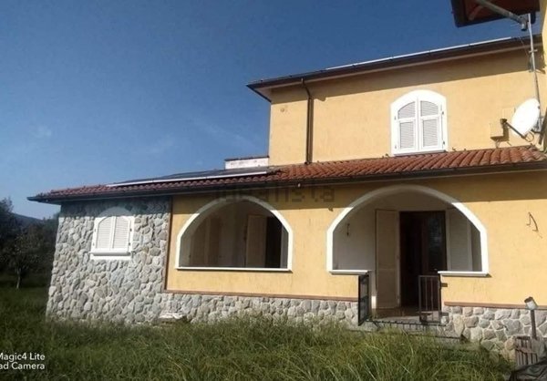 casa indipendente in vendita a Castelnuovo Magra