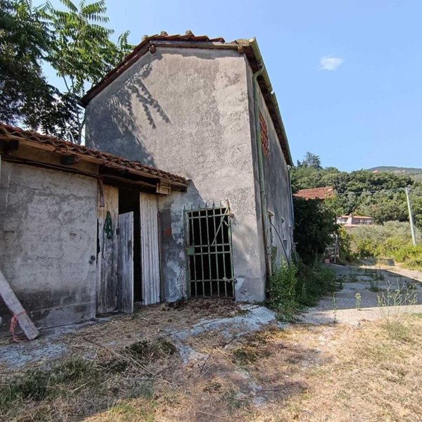 casa indipendente in vendita a Castelnuovo Magra