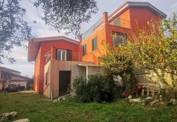 casa indipendente in vendita a Castelnuovo Magra in zona Colombiera