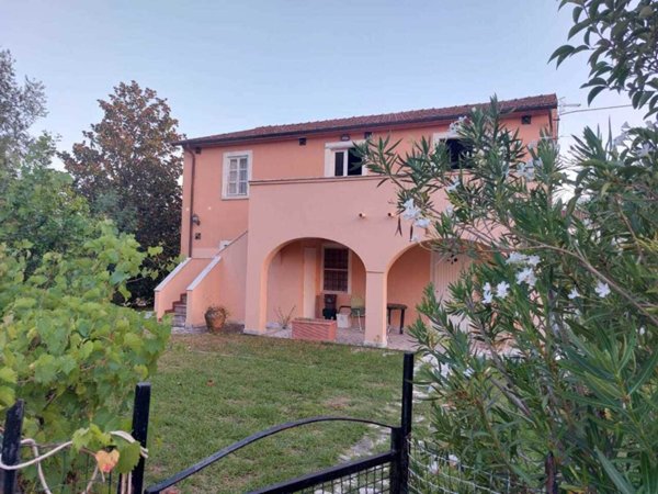 casa indipendente in vendita a Castelnuovo Magra in zona Palvotrisia