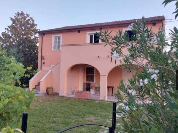 casa indipendente in vendita a Castelnuovo Magra