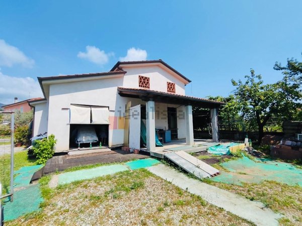 casa indipendente in vendita a Castelnuovo Magra in zona Vallecchia