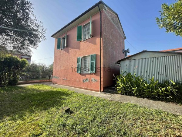 casa indipendente in vendita a Castelnuovo Magra in zona Palvotrisia