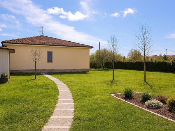 casa indipendente in vendita a Castelnuovo Magra in zona Palvotrisia