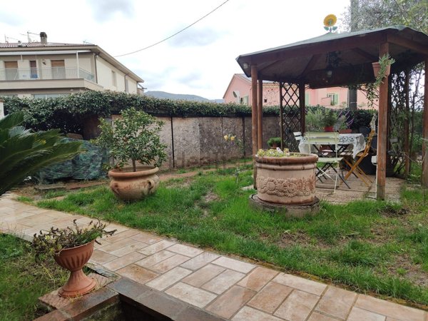 casa indipendente in vendita a Castelnuovo Magra