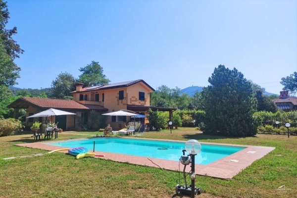 casa indipendente in vendita a Castelnuovo Magra