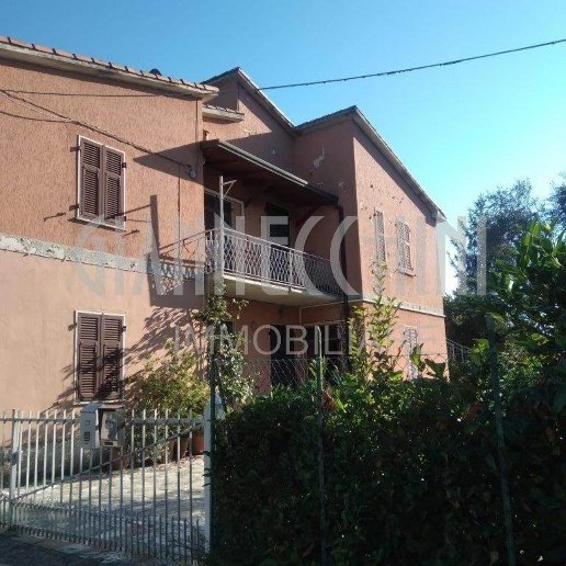 casa indipendente in vendita a Castelnuovo Magra in zona Molicciara