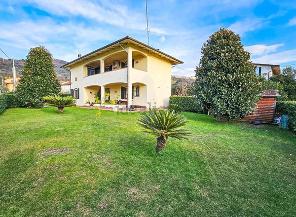 casa indipendente in vendita a Castelnuovo Magra