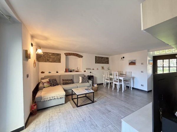 casa indipendente in vendita a Castelnuovo Magra in zona Colombiera