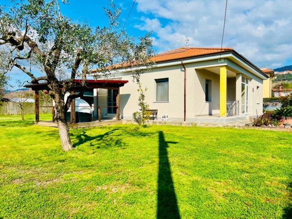 casa indipendente in vendita a Castelnuovo Magra in zona Molicciara
