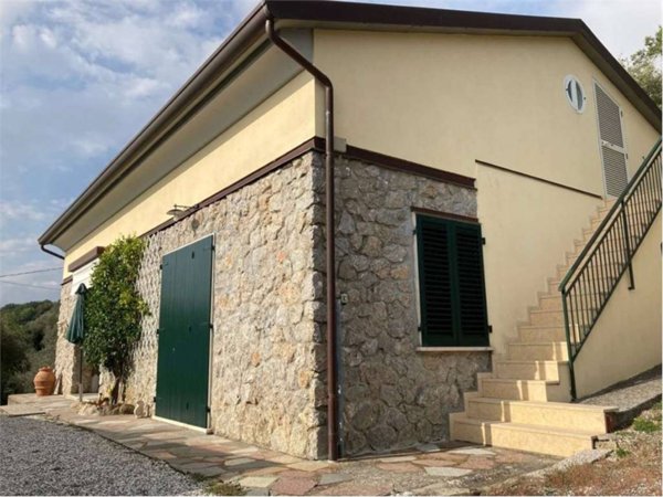 casa indipendente in vendita a Castelnuovo Magra