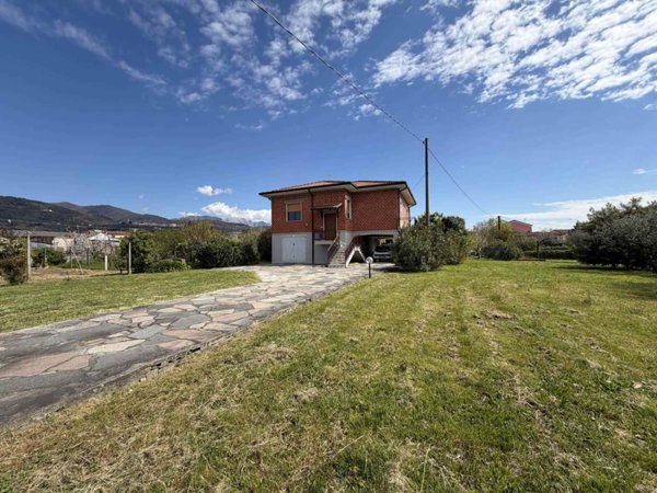 casa indipendente in vendita a Castelnuovo Magra in zona Colombiera