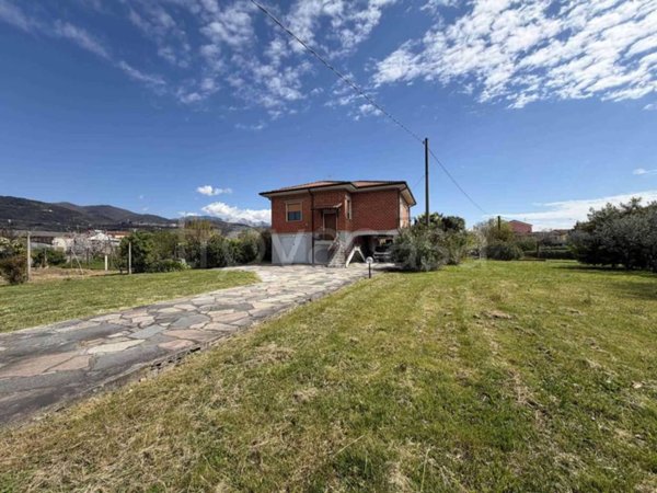 casa indipendente in vendita a Castelnuovo Magra in zona Colombiera